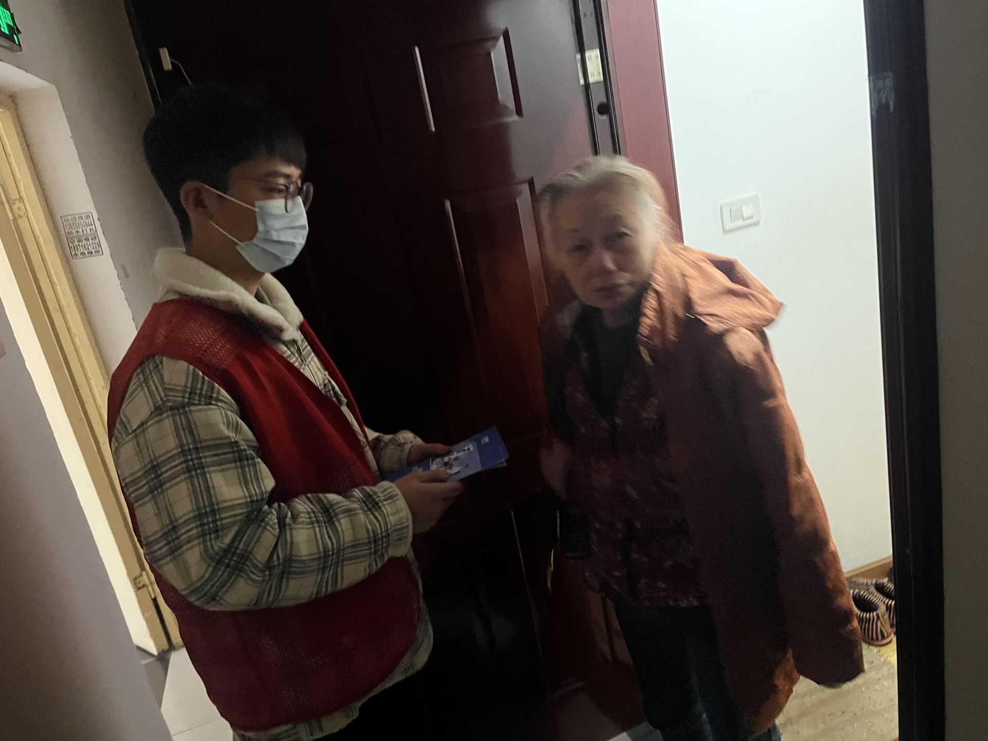 志愿者入戶宣傳醫(yī)保新政1.jpg